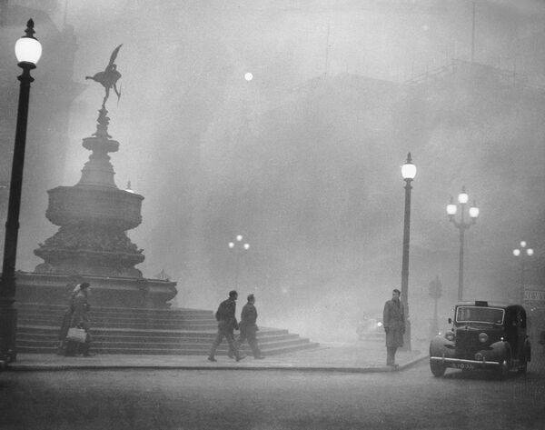 Veliki Smog u Londonu predstavlja ozbiljno zagađenje vazduha koji je pogodio britansku prestonicu od 5. decembra 1952. do utorka 9. decembra 1952. godine, a zatim se razvedrilo kada se vreme promenilo. Vladini medicinski izveštaji u narednim nedeljama procenili su da je umrlo 4.000 ljudi isključivo od posledice smoga, a još 100.000 je obolelo od uticaja smoga na čovekov respiratorni trakt. - Sputnik Srbija