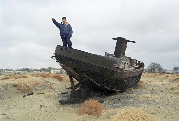 Ekološka katatstrofa vidljiva iz svemira: Aralsko jezero, nekada četvrto najveće jezero na svetu, zbog svojih karakteristika i veličine nazivano je i Plavim morem. Nekadašnje nepregledno vodeno prostranstvo zamenila je surova, peskovita ravnica, u kojoj nema znakova života.  - Sputnik Srbija