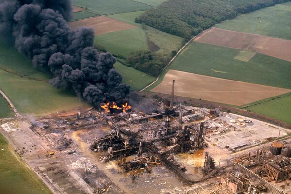 Pogled iz vazduha na požar u hemijskom postrojenju u blizini engleskog sela Fliksborou. Katastrofa se dogodila 1. juna 1974. Godine i u njoj je poginulo 28, a teško povređeno 36 od 72 ljudi koji su se u to vreme nalazili na licu mesta. Broj žrtava mogao je biti mnogo veći da se eksplozija dogodila radnim danom. - Sputnik Srbija