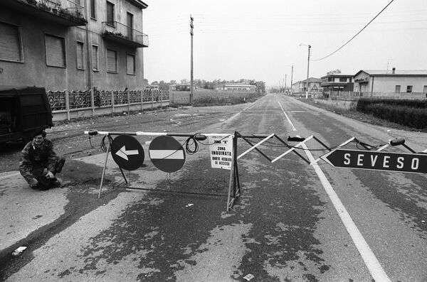 Katastrofa u hemijskoj fabrici u Savezu u Italiji, u avgustu 1976. godine. Mesec dana nakon eksplozije, sedmoro dece je hospitalizovano. Najteže povređena oblakom dioksina je Alis Seno, četvorogodišnjadevojčica,koja je zadobila teške opekotine kože. - Sputnik Srbija