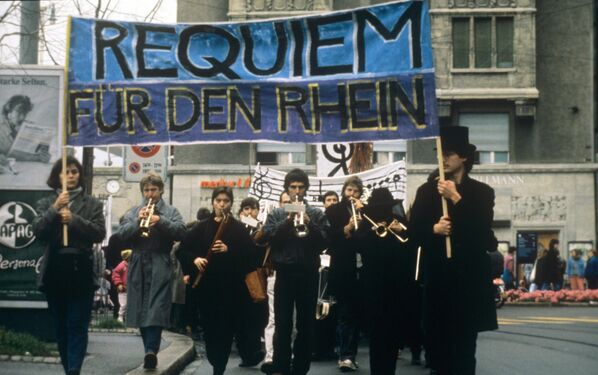 Studenti Muzičke akademije u Bazelu odaju počast stradalima u eksploziji u hemijskom postrojenju „Sandoz“. Katastrofa se dogodila 15. novembra 1986. kada je veliki požar na skladištu hemikalija kompanije Sandoz doprineo zagađenju reke Rjem. Zbog požara, velika količina hemikalija se ulila u reku i zagadila je. - Sputnik Srbija