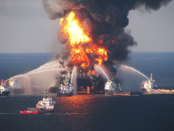 Eksplozija na platformi za bušenje nafte “Deepwater horizon“ dogodila se 20. aprila 2010. Eksplozija i požar koji je usledio doveli su do potonuća same platforme i smrti 11 radnika, a još 17 ljudi je povređeno. Incident je doveo do izlivanja nafte u more u Meksičkom zalivu. Ovaj događaj smatra se najvećim izlivanjem nafte na svetu i najvećom ekološkom katastrofom u istoriji Sjedinjenih Država. - Sputnik Srbija