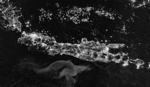 Сателит свемирске агенције НАСА забележио је слику Јаве и околних мора и феномен "млечног мора" који се простирао на 100.000 квадратних километара, отприлике величине Исланда. Сателит свемирске агенције НАСА забележио је слику Јаве и околних мора и феномен "млечног мора" који се простирао на 100.000 квадратних километара, отприлике величине Исланда. - Sputnik Србија