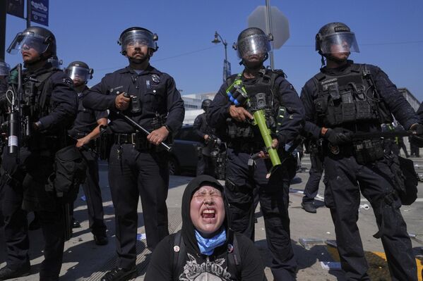 Демонстранти су се испред притворског центра у Лос Анђелесу сукобили са агентима Националне гарде Калифорније, Имиграционог одељења и Министарства унутрашње безбедности. - Sputnik Србија