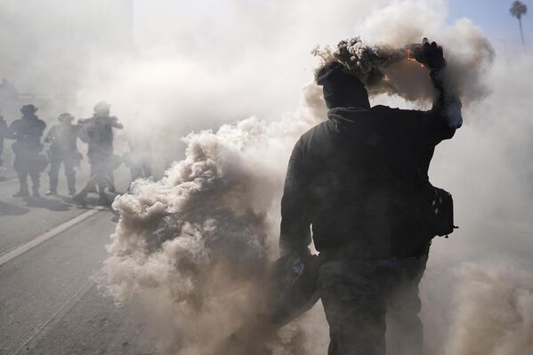 Полиција је саопштила да су демонстранти бацали предмете на прилазе ауто-путу и оштетили више полицијских возила. - Sputnik Србија