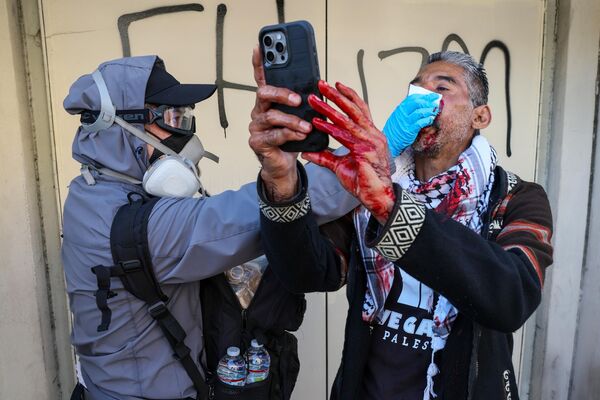 Гувернер Калифорније Гавин Њусом рекао је да ће та савезна америчка држава данас поднети тужбу против администрације америчког председника Доналда Трампа због, како је рекао, &quot;незаконитог, неморалног и неуставног ангажовања Националне гарде у Лос Анђелесу ради гушења протеста&quot;. - Sputnik Србија