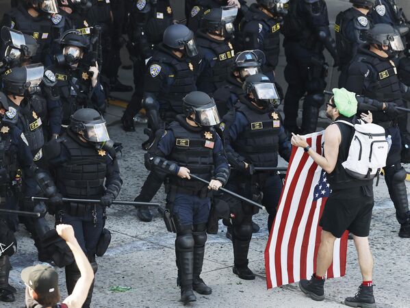 Трамп је наредио распоређивање 2.000 војника Националне гарде да би угушили имиграционе протесте у Лос Анђелесу. - Sputnik Србија