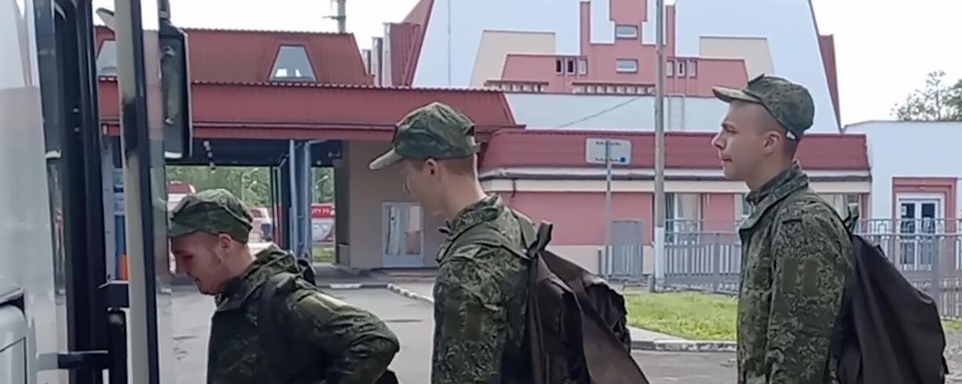 Vraćena prva grupa ruskih ratnih zarobljenika, mlađih od 25 godina - Sputnik Srbija, 1920, 09.06.2025