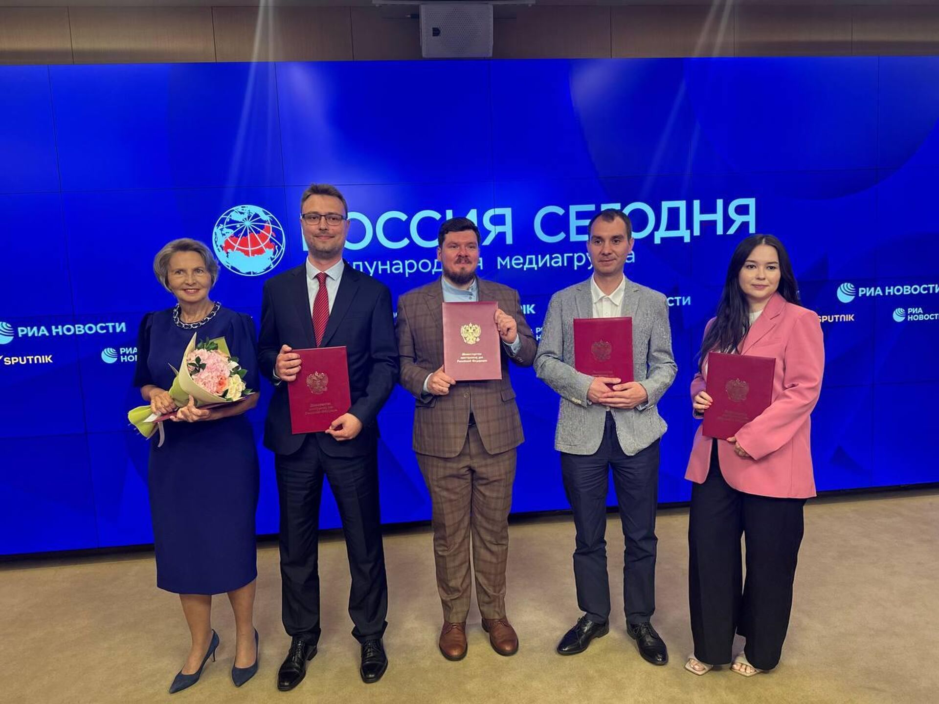 Главној уредници Спутњика Љубинки Милинчић уручена је захвалница министра спољних послова Сергеја Лаврова Главној уредници Спутњика Љубинки Милинчић уручена је захвалница министра спољних послова Сергеја Лаврова - Sputnik Србија, 1920, 10.06.2025