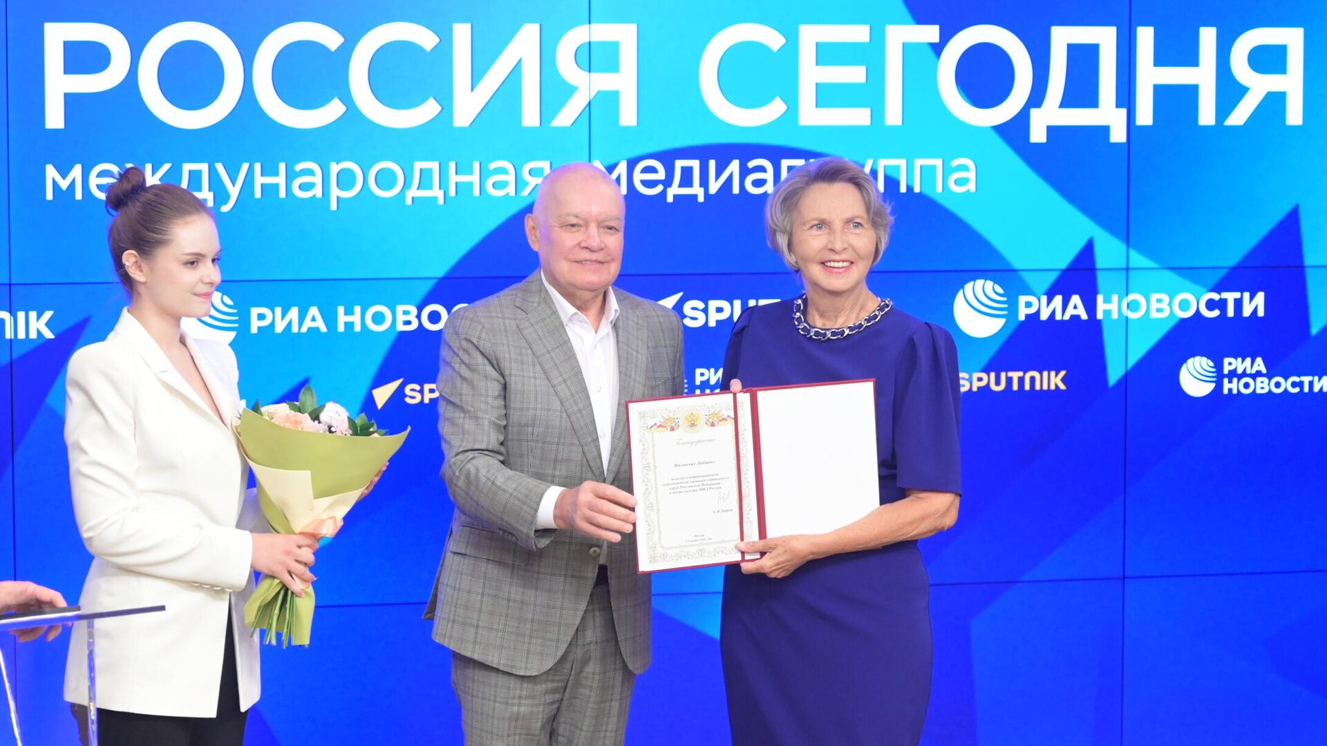 Главној уредници Спутњика Љубинки Милинчић уручена је захвалница министра спољних послова Сергеја Лаврова за допринос у информативном праћењу спољне политике Русије и активности Министарстава спољних полова Руске Федерације Главној уредници Спутњика Љубинки Милинчић уручена је захвалница министра спољних послова Сергеја Лаврова за допринос у информативном праћењу спољне политике Русије и активности Министарстава спољних полова Руске Федерације - Sputnik Србија, 1920, 10.06.2025
