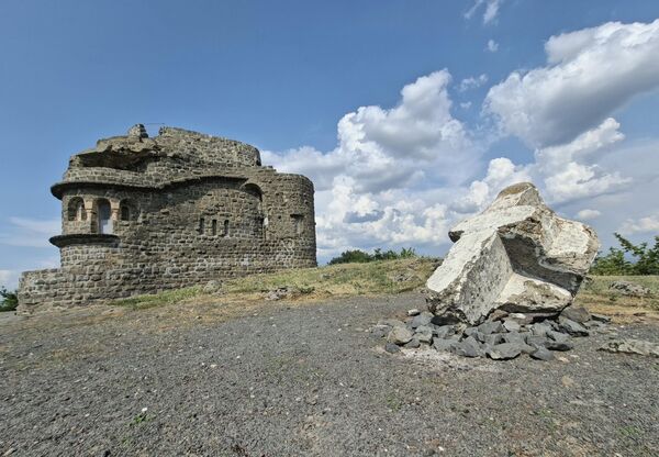 У костурници почивају земни остаци 678 војника Прве српске армије, којом је тада командовао престолонаследник Александар Карађорђевић. У пробоју је погинуло 1.207 и рањено 5.212 војника, док се „више од 600 ратника заметнуо сваки траг“. - Sputnik Србија