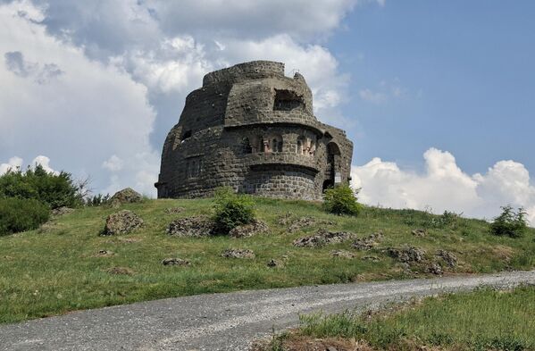 Споменик су свечано осветили митрополит скопски Јосиф, епископ нишки Јован и и епископ рашко-призренски Серафим  - Sputnik Србија
