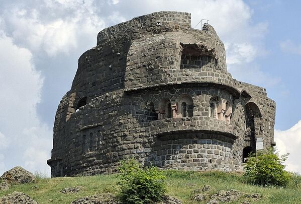 Иако оскрнављен, споменик на Зебрњаку и даље чува успомену на храбре српске ратнике и подсећа садашње генерације на јунаштво ратника у гуњу, шајкачи и опанцима  - Sputnik Србија