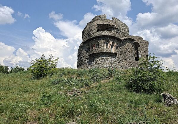На узвишици која наткриљује Кумановску котлину, попут стаменог граничара стоји Зебрњак, монументална грађевина подигнута у част и славу јунака, који су победом над Турцима у Кумановској бици поставили камен темељац будућим величанственим победама српског војника: на Церу, Колубари, Кајмакчалану... - Sputnik Србија