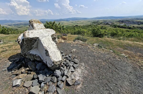После Кумановске битке погинули српски ратници су углавном сахрањивани у близини положаја на којима су пали. Идеја о подизању спомен обележја достојног славе српских ратника потекла је од ратних ветерана који су у ту сврху 1922. године формирали Одбор за подизање споменика.  - Sputnik Србија