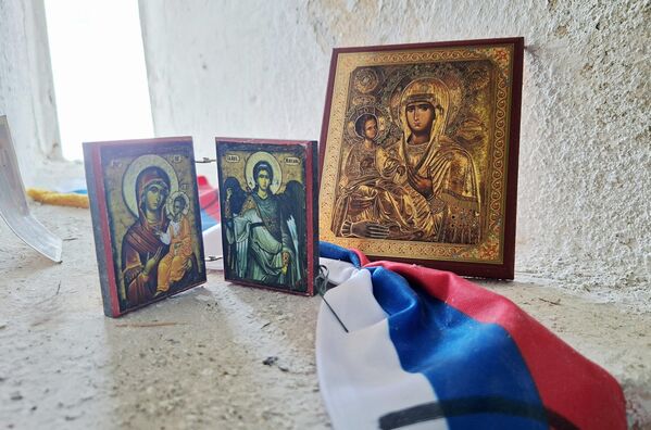 У капели спомен костурнице, посетиоци остављају иконе, па је тако и репортер Спутњика оставила икону Богородице тројеручице, освештану у Храму Светог Саве на Врачару - Sputnik Србија