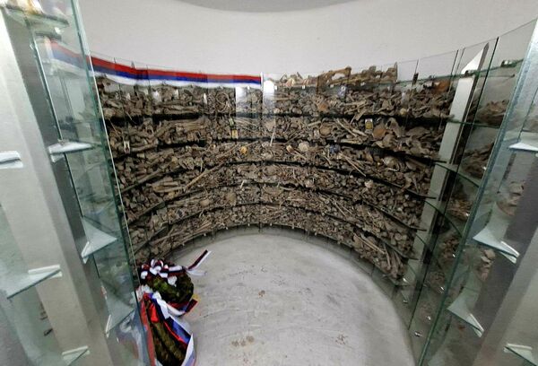 На дан освећења спомен-костурнице, 30. октобра 1937. године, посмртни остаци ратника груписани у цркви Светог Ђорђа у Младом Нагоричану су пренесени у спомен-костурницу на Зебрњаку.  - Sputnik Србија