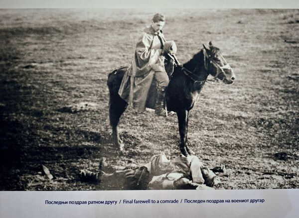 Српски официр на коњу одаје почаст погинулом војнику после Кумановске битке .(детаљ сталне поставке унутар Зебрњака) - Sputnik Србија