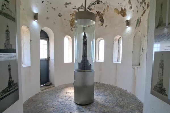 Спомен-обележје је најзначајније остварење београдског архитекте Момира Коруновића и био је најмонументалнији војни меморијал на просторима средишњег Балкана. Споменик је био висок 48,5 метара, на врху је горео вечни пламен из кандила, чија се светлост могла видети са удаљености од 50 километара.  - Sputnik Србија