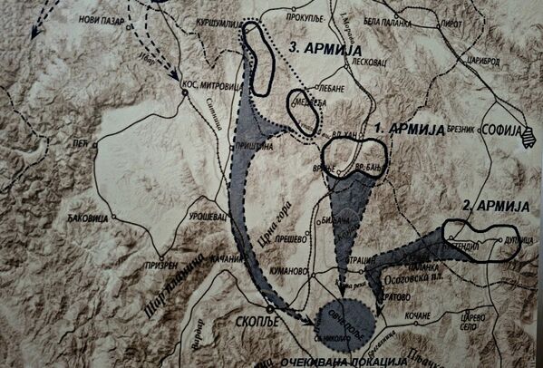 Битка код Куманова била је битка у сусрету, јер су обе војске јуришале једна према другој. Због јаче концентрације српских трупа, иницијативе и храбрости војника и официра Прве српске армије, сви турски напади су одбијени, а битка  је добијена.(детаљ карте која је део сталне поставке унутар Зебрњака) - Sputnik Србија