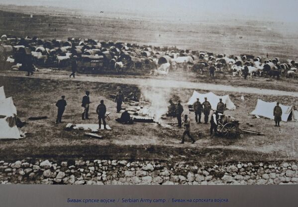 У приземљу споменика  изнад костурнице налазио се простор, подељен у девет одаја, у коме је била смештена музеолошка поставка. И данас посетиоци могу на изложебним фотографијама видети како је изгледао бивак(логор) српске војске, пољска болница, артиљеријско оруђе на положају и друго. (детаљ сталне поставке унутар Зебрњака) - Sputnik Србија