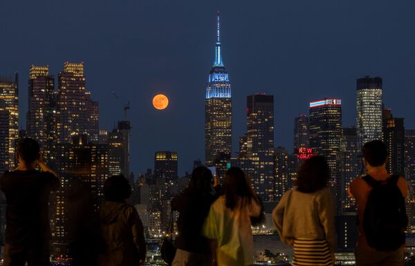 Тада је Месец близу хоризонта често има нијансу ћилибара или нежно розе боју, а овако је изгледао поглед из Њујорка. - Sputnik Србија