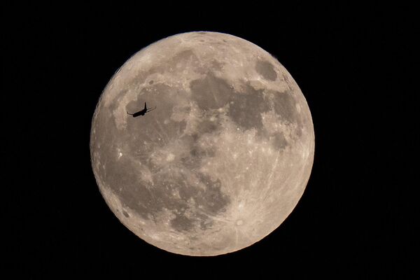 Ове године спектакл „Месеца јагоде“ или &quot;Јагодног Месеца&quot; на небу био је најнижи над хоризонтом у последњих 18. година. - Sputnik Србија