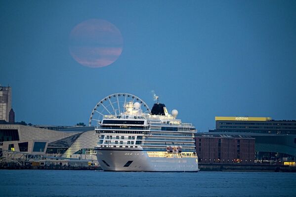 Ове године спектакл „Месеца јагоде“ или &quot;Јагодног Месеца&quot; на небу био је најнижи над хоризонтом у последњих 18. година, а овако су га видели становници Ливерпула. - Sputnik Србија