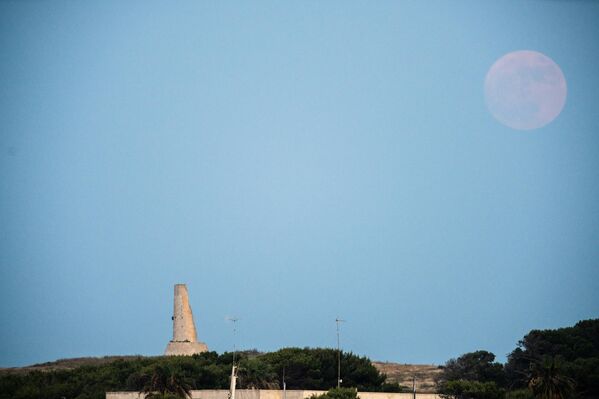 Име не потиче од његове боје, већ од традиције америчких староседелаца из Европе, где је овај пун месец обележавао доба године када су јагоде зреле за бербу. - Sputnik Србија