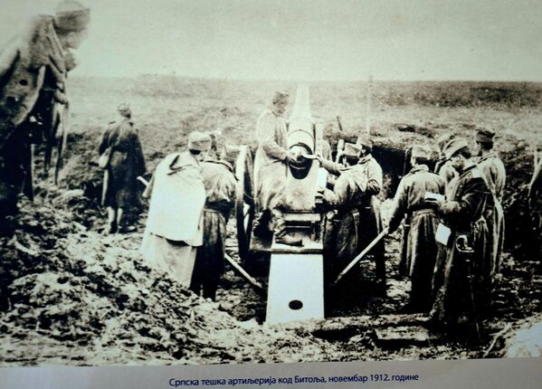 "Пред грмљавином српске артиљерије, забележио је српски конзул из Битоља, није се повлачила једна војска већ једна империја“, а у народу је остала изрека: „Куманово за Косово!“(детаљ сталне поставке унутар Зебрњака) - Sputnik Србија