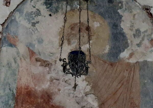 Према писању ондашње штампе, за израду фреске у капели, Коло орпских сестара нз Београда ставило је Одбору за подизање споменика на расположење износ од 30-000 динара. Данас се фрескопис у капели  прилично руиниран, али је највероватније да зид изнад палионице свећа краси Покров Пресвете Богородице - Sputnik Србија