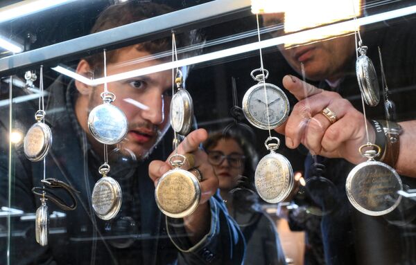 Џепни сатови на изложби „Време никог не чека“. - Sputnik Србија