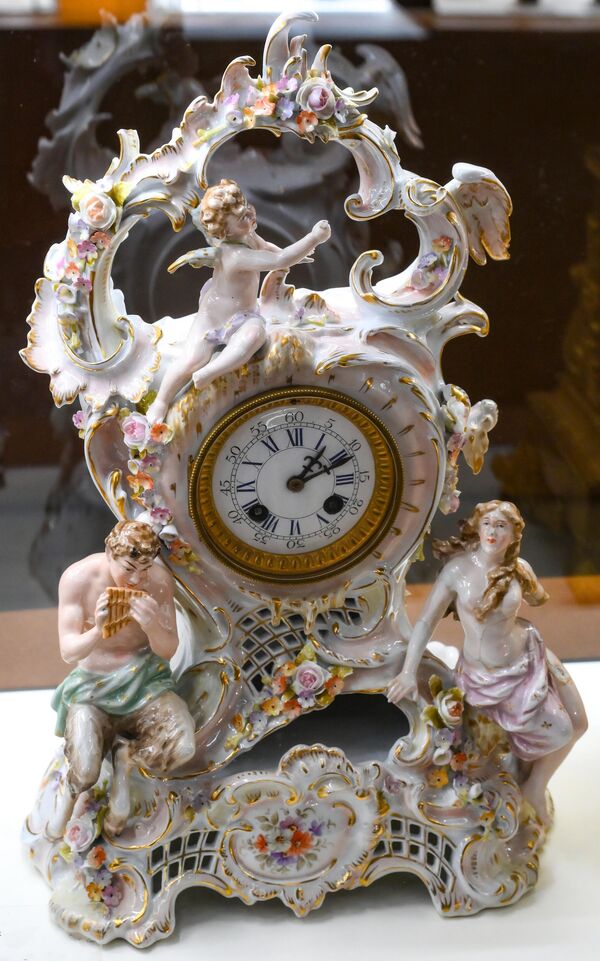 Изложен је и сат од порцелана. - Sputnik Србија