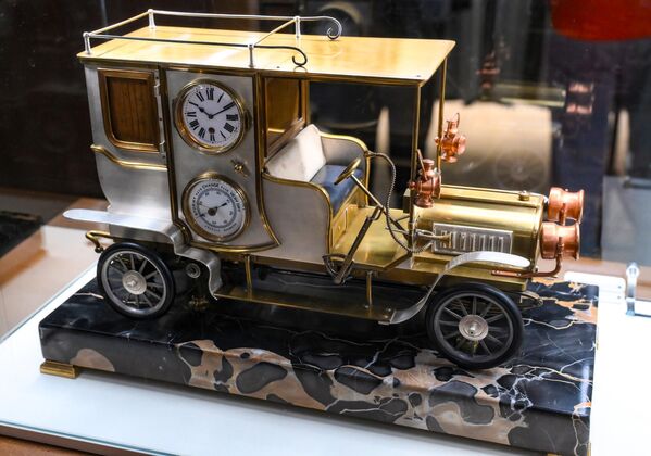 Занимљив спој аутомобила и часовника. - Sputnik Србија