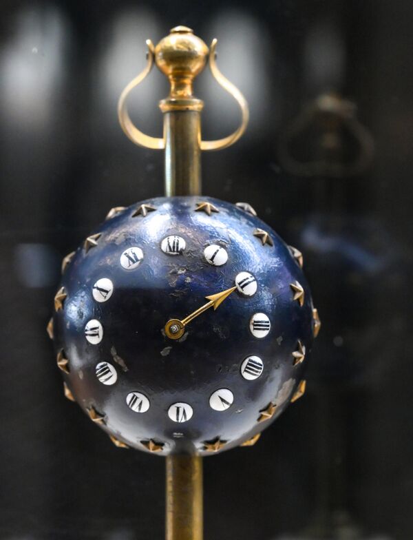 Изложени су и предмети из приватних колекција који прате развој часовника у Русији. - Sputnik Србија