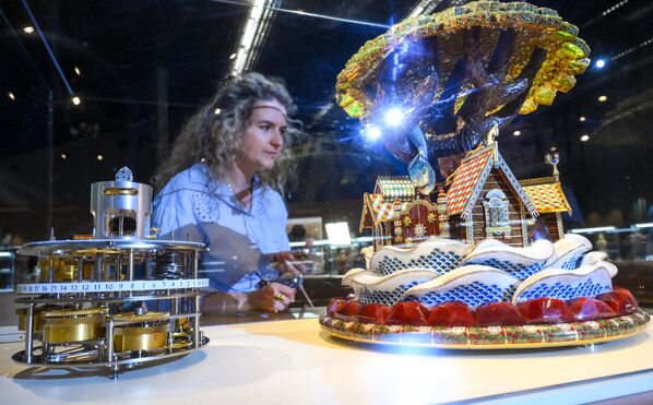 Изложба обухвата најзанимљивије механизме за мерење времена, сатове историјских личности и јединствена дела савремених часовничара и јувелира. - Sputnik Србија