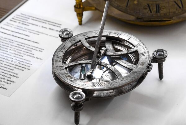 Један од експоната је и универзални сунчани сат. - Sputnik Србија