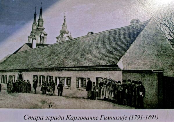 О величини доприноса Петра I говори и чињеница да је први учитељ ове школе постао руски племић Максим Суворов, који је по личном наређењу руског императора дошао у Карловце. - Sputnik Србија