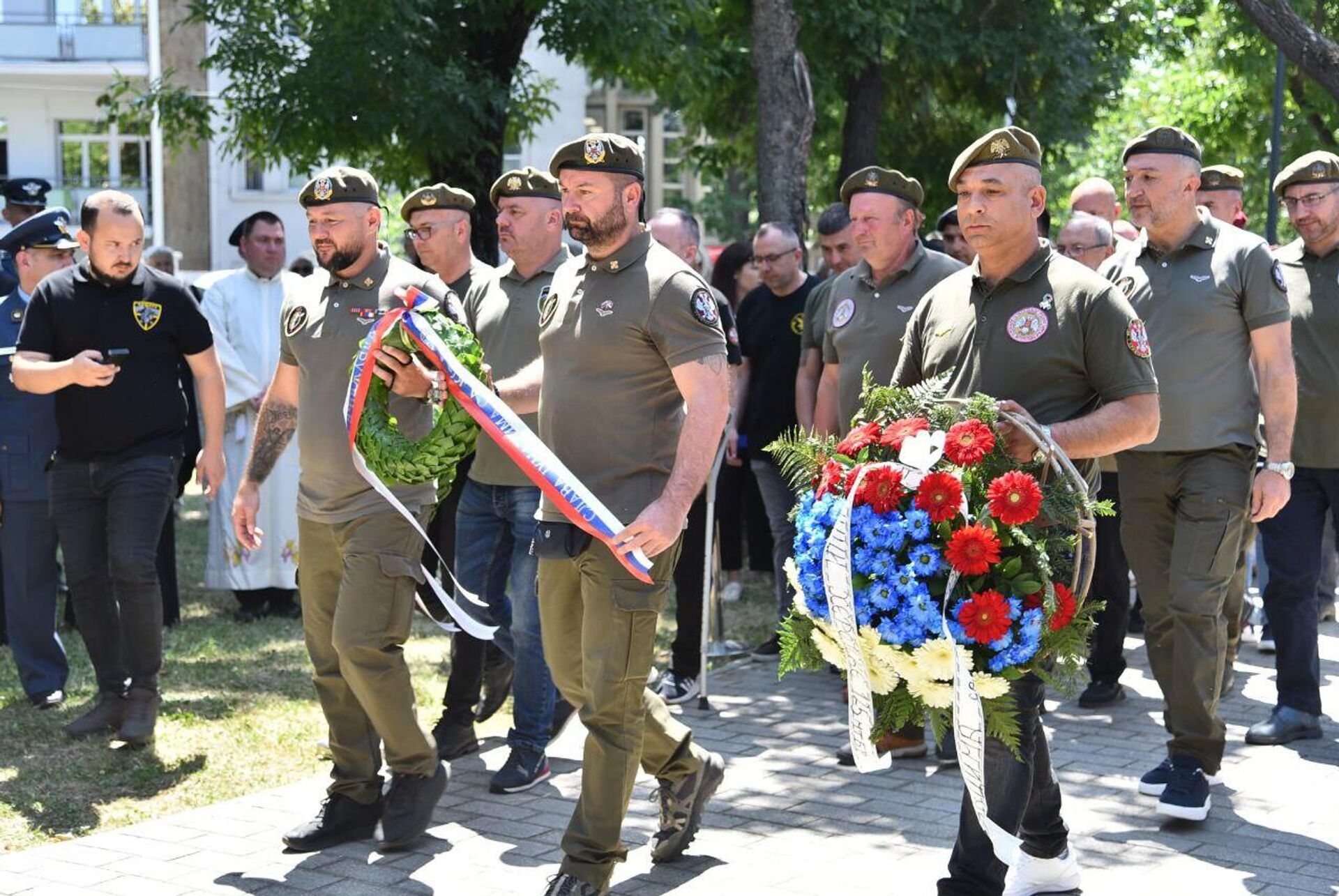 Поменом и полагањем венаца на Споменик херојима са Кошара у Београду обележено је 26. година од завршетка славне битке у којој су припадници Војске Југославије током 67 паклених дана и ноћи бранили и одбранили границу земље. - Sputnik Србија, 1920, 14.06.2025
