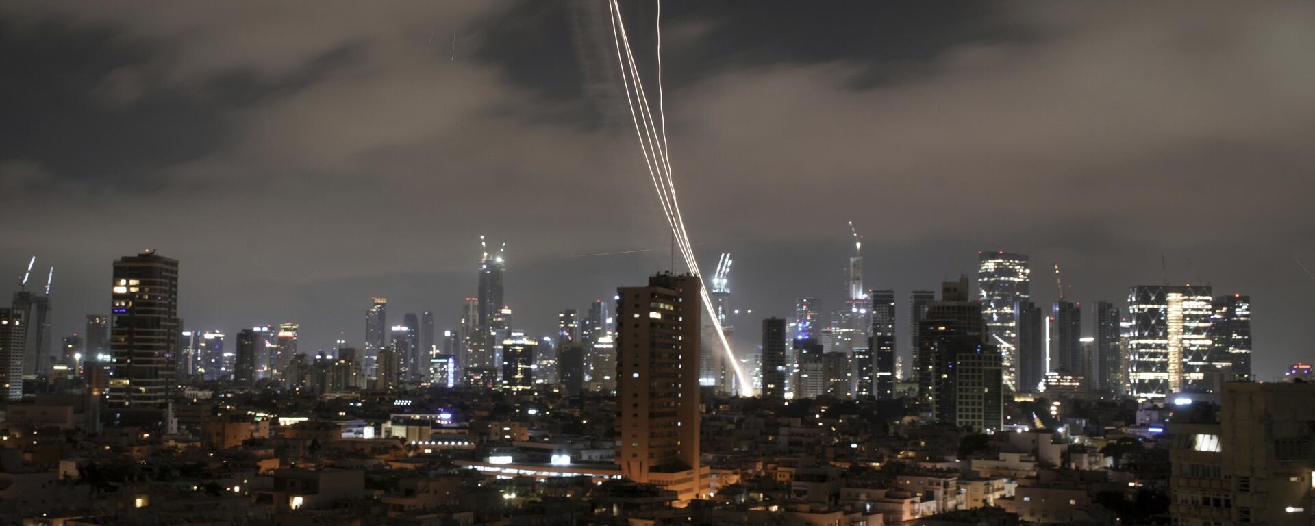 Израелски ПВО систем Гвоздена купола пресреће иранске ракете изнад Тел Авива - Sputnik Србија, 1920, 15.06.2025