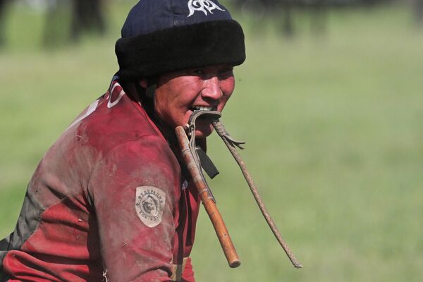 Вукови су често нападали стоку и правили велике проблеме. Након повратка из лова, љути мушкарци би кренули у потеру за чопором вукова. Када би их стигли, хватали би вукове са земље у трку и добацивали их једни другима, готово као у игри. - Sputnik Србија