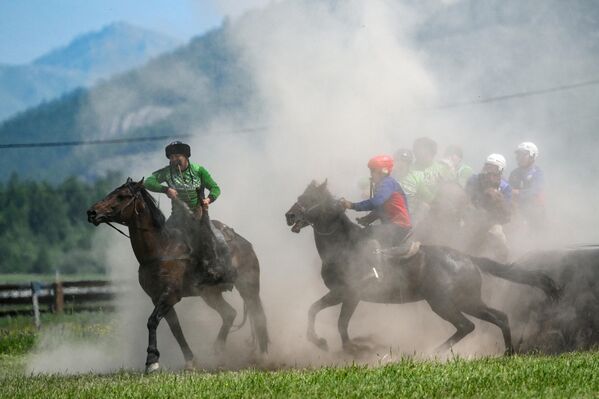 Данашња игра захтева да тимови убаце тело мртве овце или козе у „гол“ противничког тима на игралишту. - Sputnik Србија