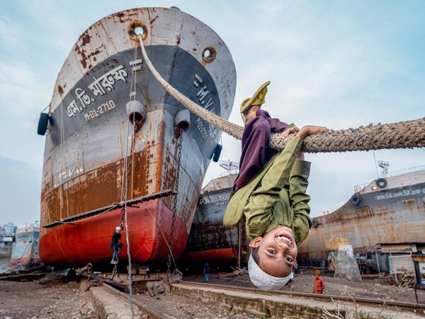 Аутор из Бангладеша, Ракибул Алам Хан„Абас се забавља са бродским конопцима на бродоградилишту“ Аутор из Бангладеша, Ракибул Алам Хан„Абас се забавља са бродским конопцима на бродоградилишту“ - Sputnik Србија