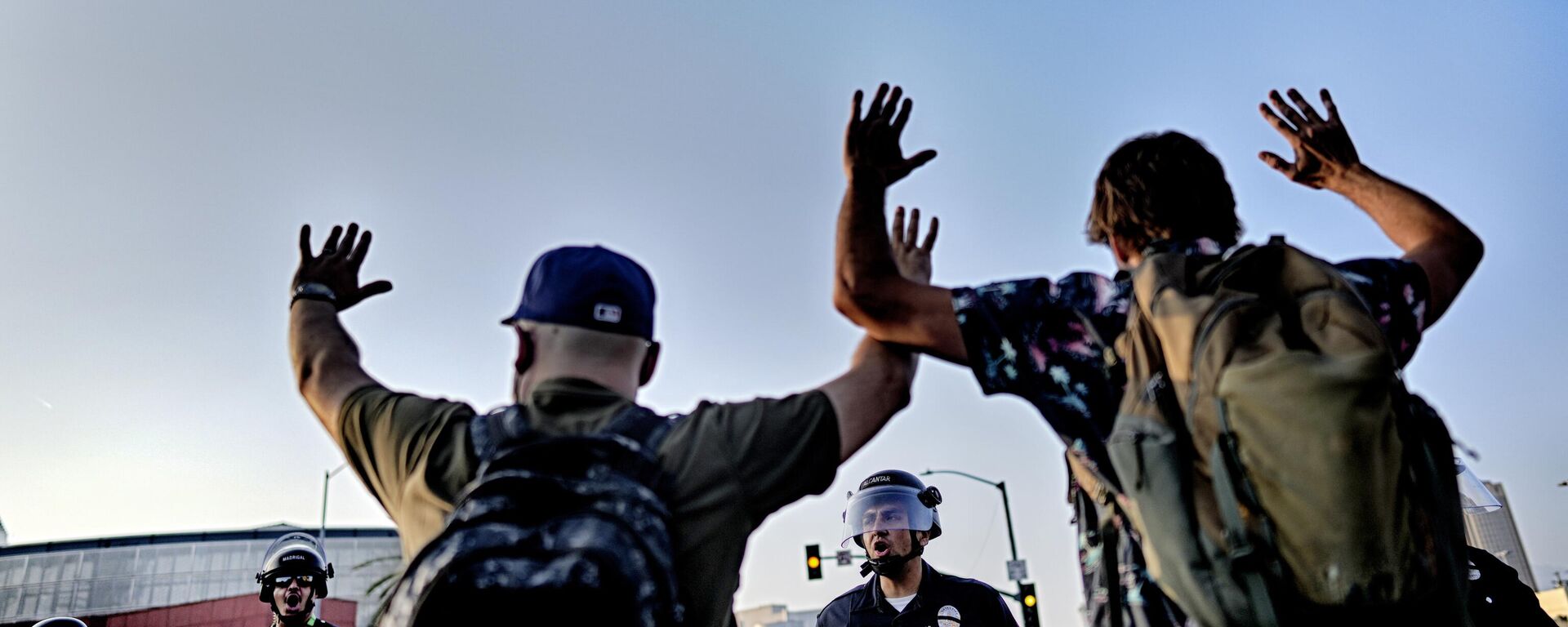 Policijski službenici Los Anđelesa potiskuju demonstrante - Sputnik Srbija, 1920, 17.06.2025