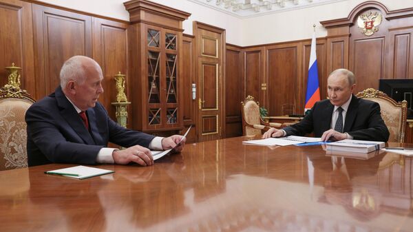 Direktor kompanije Rosteh Sergej Čemezov i predsednik Rusije Vladimir Putin  - Sputnik Srbija