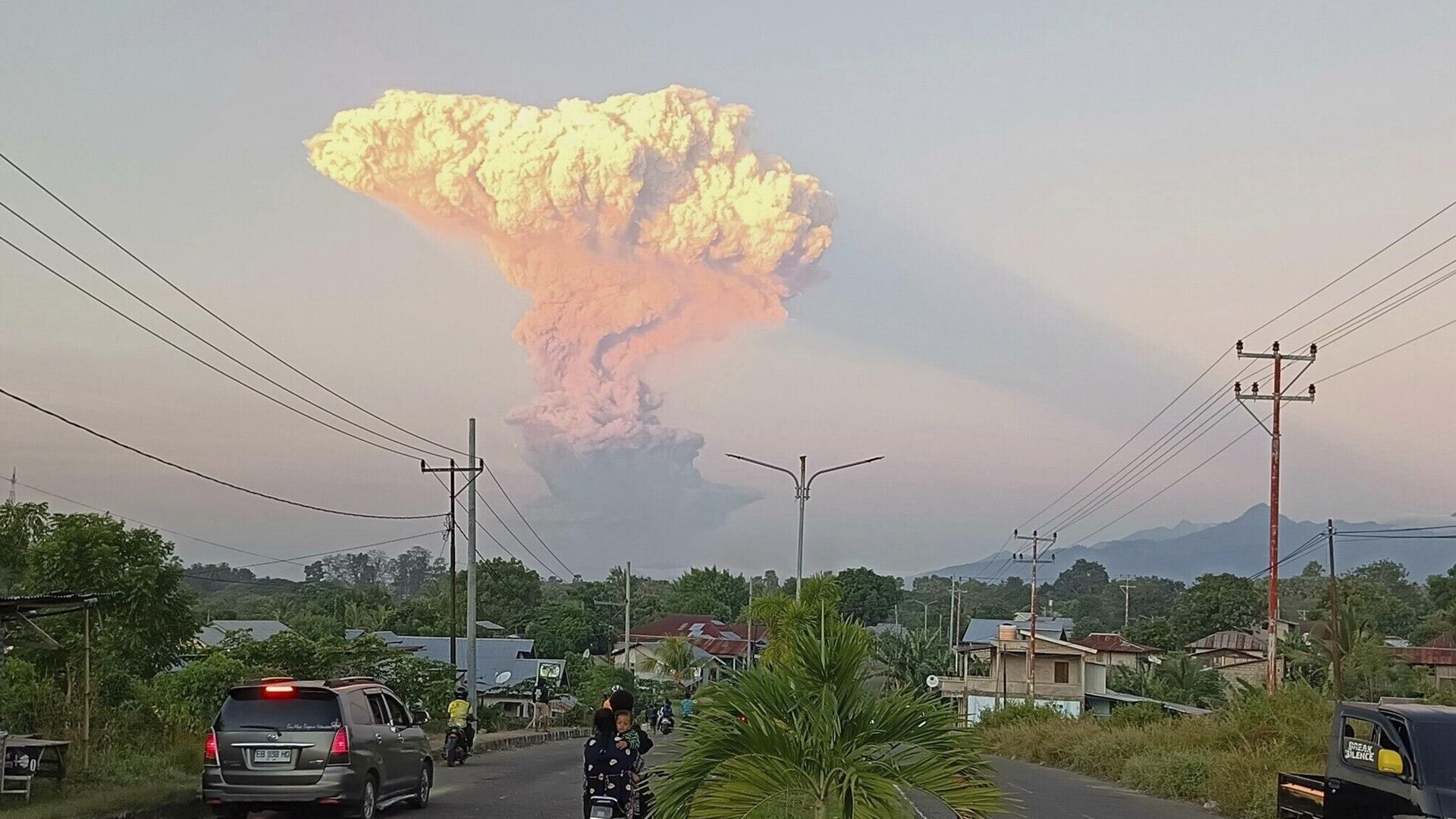 Вулкан Левотоби еруптирао је у Индонезији Вулкан Левотоби еруптирао је у Индонезији - Sputnik Србија, 1920, 18.06.2025