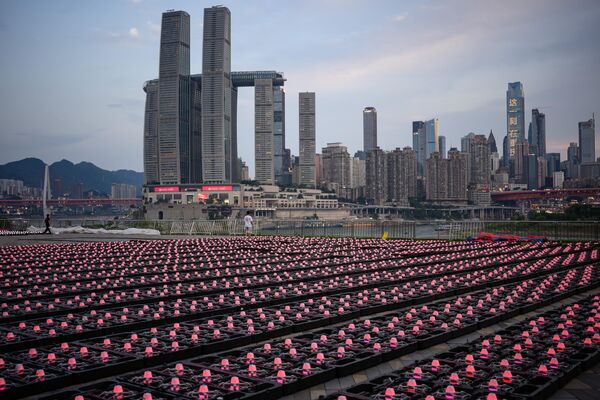 Током наступа, дронови су били прецизно координисани и формирали сложене тродимензионалне облике на ноћном небу — укључујући зграде, симболе кинеске културе, па чак и QR кодове. - Sputnik Србија
