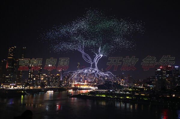 Овим спектаклом Кина је оборила претходни рекорд који је држала друга компанија са мање дронова. - Sputnik Србија