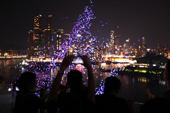 Нови рекорд представља значајан корак у демонстрацији потенцијала дрон технологије у индустрији забаве и визуелних комуникација. - Sputnik Србија