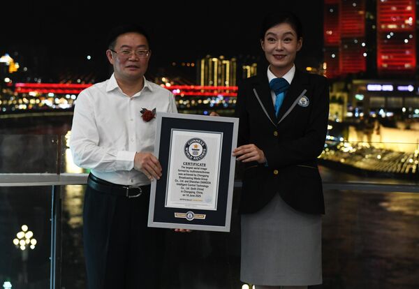 Публика је са одушевљењем посматрала како се на небу смењују различите форме и анимације.  - Sputnik Србија